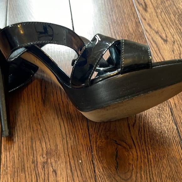 Stuart Weitzman black patent size 9 sandals; like NEW - Picture 3 of 4